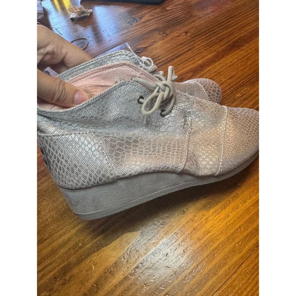 TOMS Kids Silver Metallic Snakeskin Desert Wedge Lace Up Ankle Boots Size 6Y